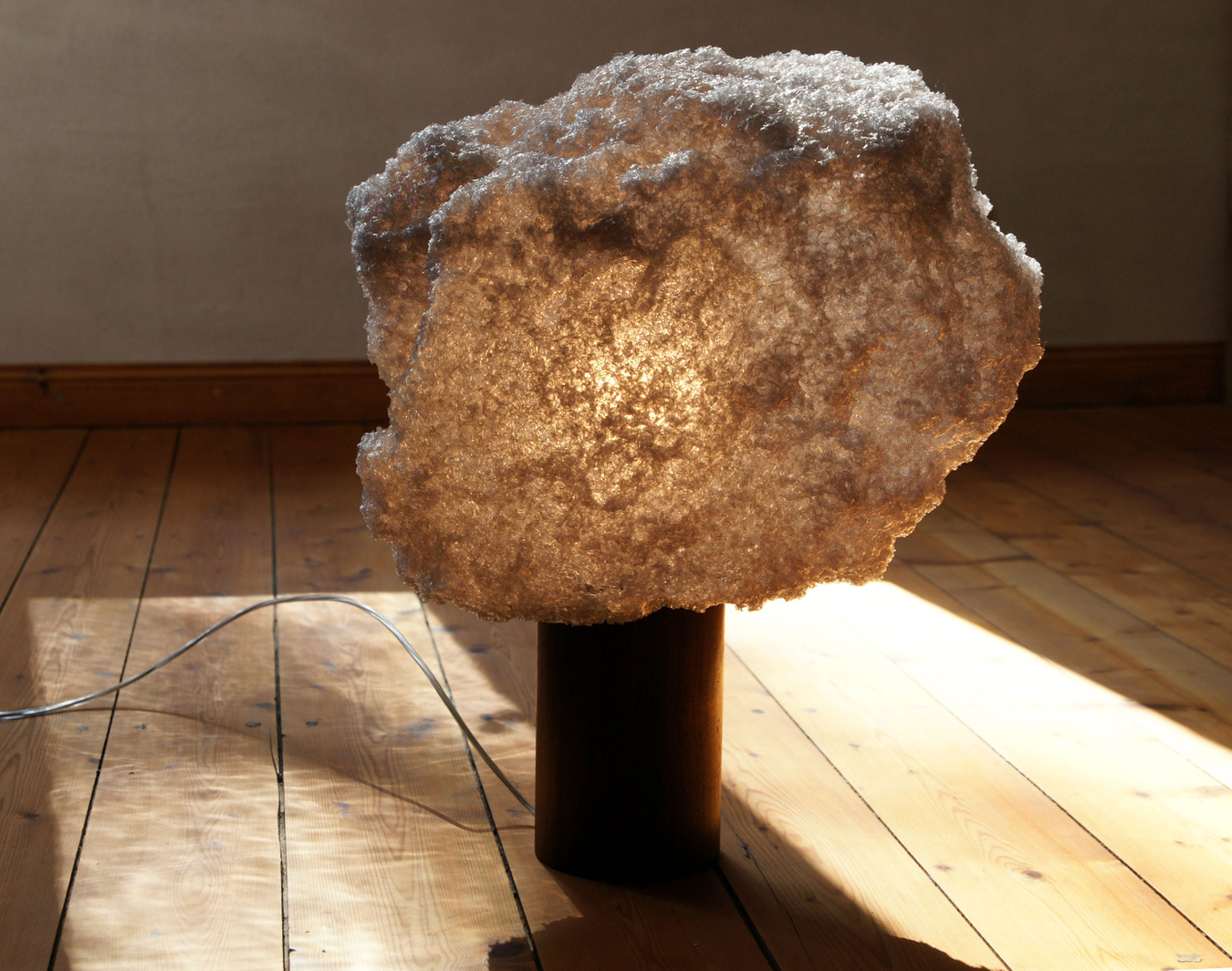https://boon-room.centracdn.net/client/dynamic/images/17783_847edd5220-storm-table-light-wood_3-1350x0.jpg